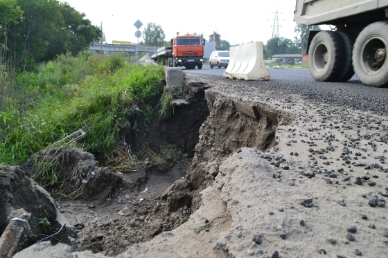 Весной дороги больше подвержены разрушению из-за подвижного грунта