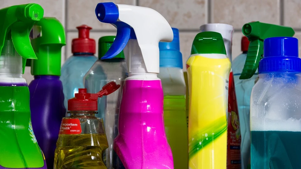 Чтобы сделать эффективный чистящий раствор, достаточно просто добавить в воду такое же количество моющего средства, как и для посуды. Фото: pixabay.com