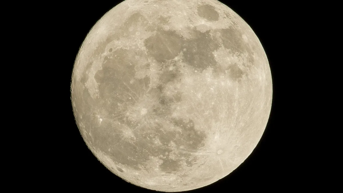 Лунное затмение продлится до 16.56. Фото: www.piqsels.com