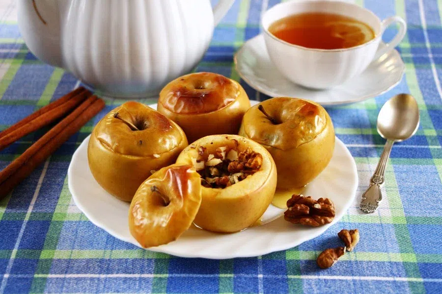 яблоко, орехи, мед, чай