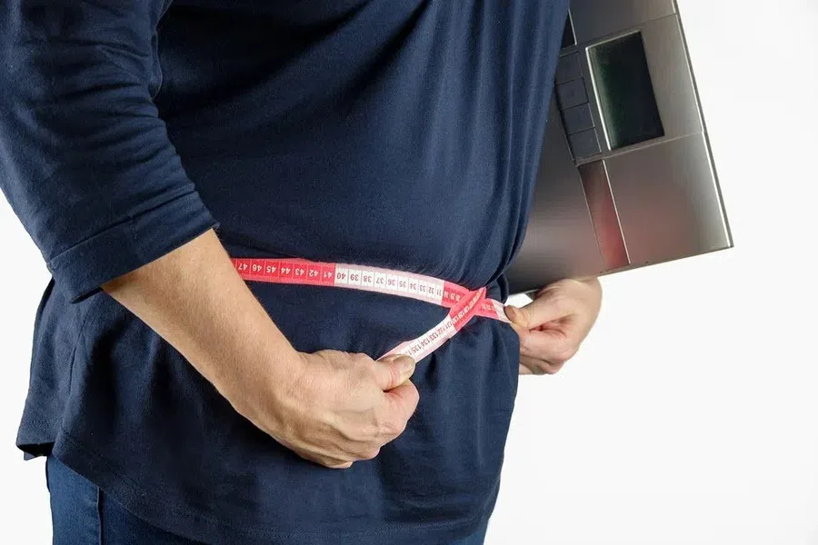 Люди с каким весом лучше защищены от коронавируса: как заболевание отражается на массе тела