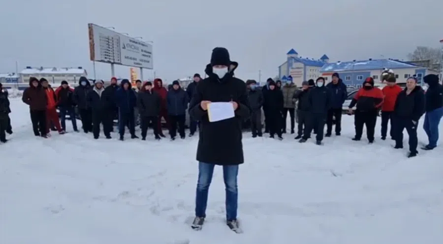 «Мы не согласны бесплатно работать»: В Искитиме 35 водителей массово объявили забастовку и поставили условия «Яндекс. Такси»