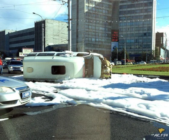 На место оперативно выехали пожарные