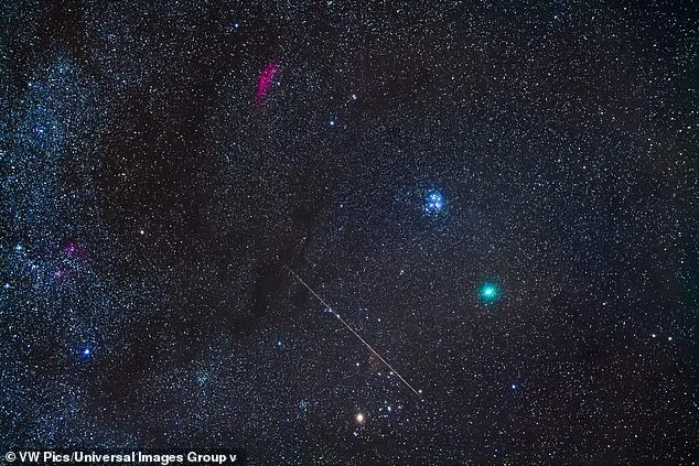 Это комета Виртанена 46P в Тельце 14/15 декабря 2018 года в сопровождении метеора. У кометы необычный внутренний процесс нагрева