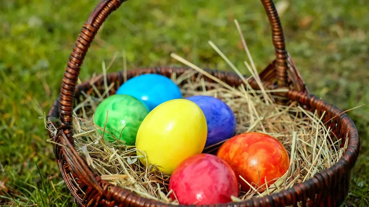 Своеобразная пасхальная традиция дарить яйца восходит к языческому празднику весны, когда яйца дарили как символ новой жизни. Фото: Pixabay.com