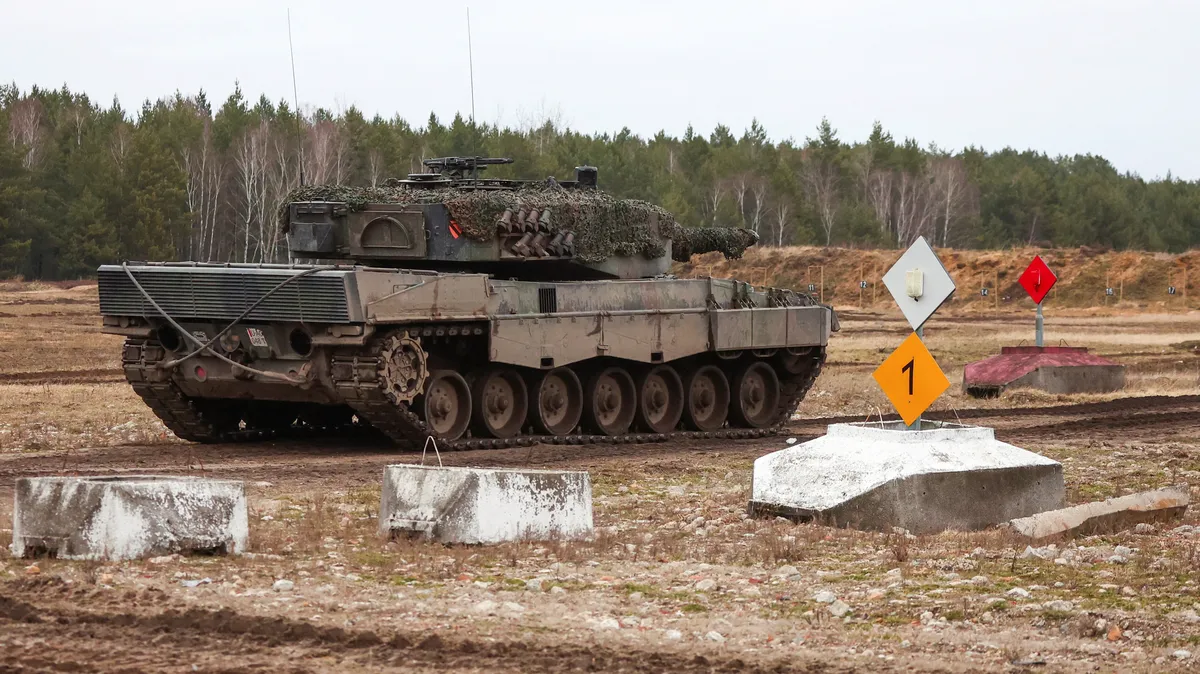 Песков назвал шагом к напряженности польские танки около границы с Белоруссией