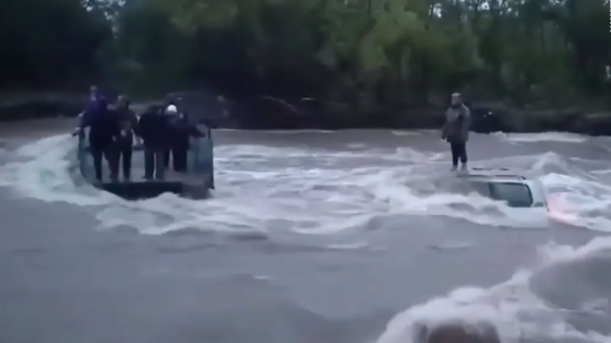 На Камчатке миллиардер Редькин спасся из перевернутого в реке Toyota Land Cruiser – двое человек пропали без вести