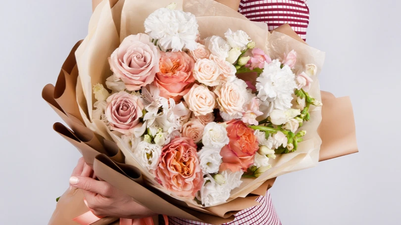 Цветок. Русбукет. Русбукет. Человек с букетом. Русбукет.