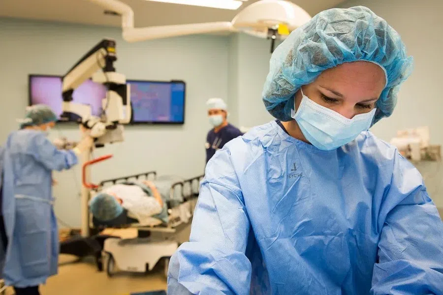Пациент - женщина, хирург - мужчина: исследование, рассказывающее о более вероятном исходе операции
