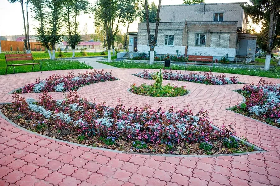 Тротуарная плитка - один из наиболее распространенных вариантов для садовых патио, и вам не нужна мойка высокого давления, чтобы они снова загорелис