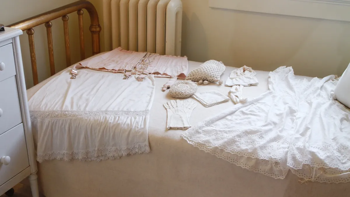 Как вывести желтые пятна с подушки, матраса и одеяла – четыре проверенных способа 