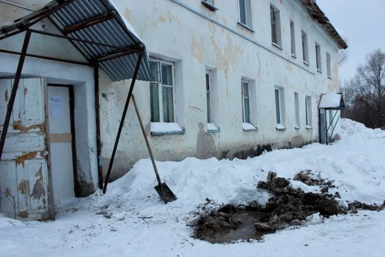 Яма возле подъезда