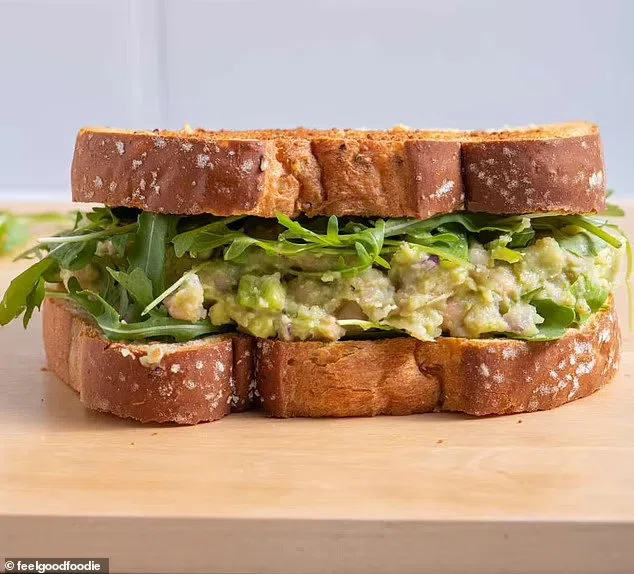Вкусный бутерброд с яйцом, названный гурманами «самым вкусным обедом на свете», не содержит в составе яйца: рецепт