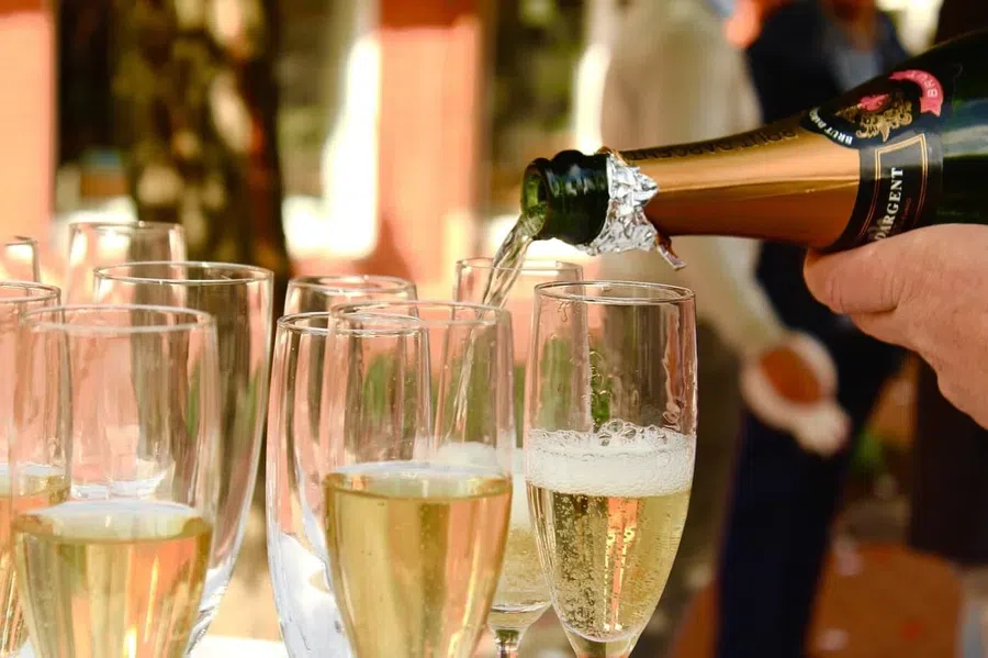Как выбрать шампанское на Новый год по числу гостей и блюдам на праздничном столе, рассказала эксперт