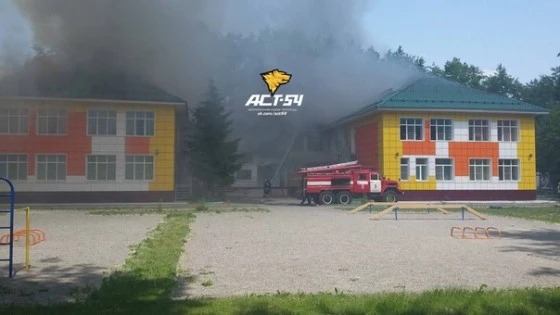 Очевидцы говорят об обрушении крыши детсада, поврежденной огнем
