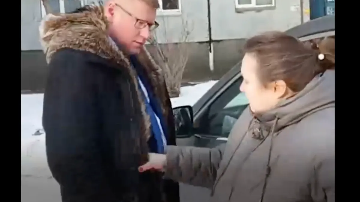 «Не прокурор, а рыба покрупнее»: Следователь притворился гражданским и попал под горячую руку активистки из Сибири