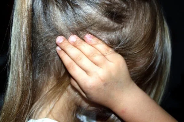 Мужчина бил 5-летнюю девочку