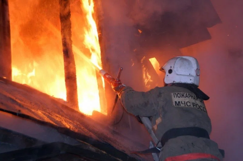 В Искитиме полностью выгорел дачный дом в СНТ «Связист». Пожарные боролись с огнем более двух часов
